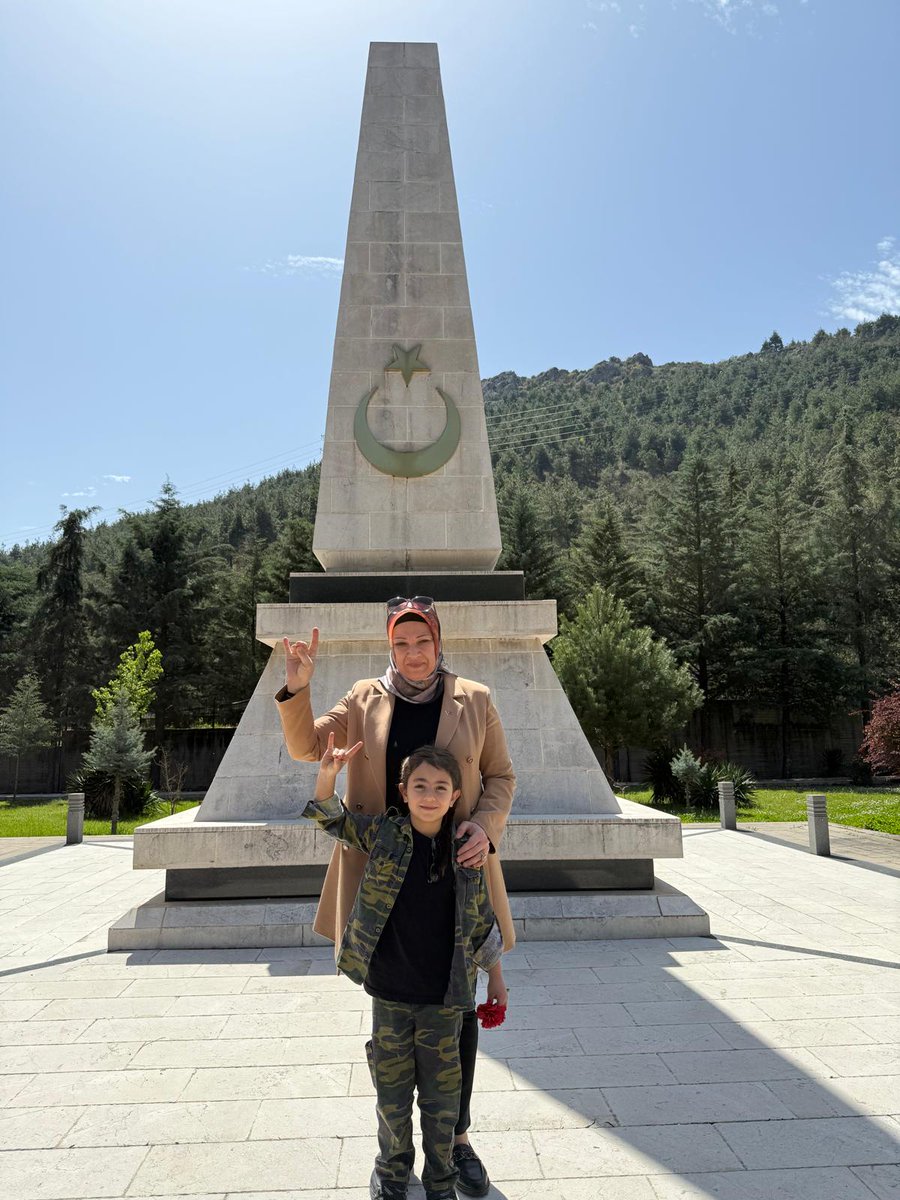 tugceeq's tweet photo. Gül Yetişir, Bahçe Güzelleşir.

Kız Yetişir, Vatan Güzelleşir..🇹🇷

MHP Amasya il Başkanı,MHP Kacep il Başkanı ve Eslem ile birlikte #Amasyaşehitligi 'ne yaptığımız Ziyaret. 

Şehitler Ölmez,
Vatan Bölünmez.. 🇹🇷🇹🇷

#mhp #bozkurt #türküngücü #asenalar  #sehitlerhaftası https://t.co/vKjFMJ48v6