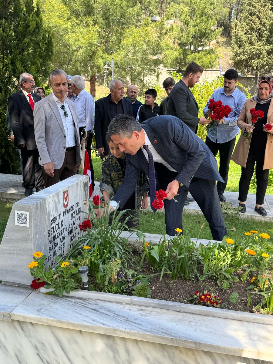 tugceeq's tweet photo. Gül Yetişir, Bahçe Güzelleşir.

Kız Yetişir, Vatan Güzelleşir..🇹🇷

MHP Amasya il Başkanı,MHP Kacep il Başkanı ve Eslem ile birlikte #Amasyaşehitligi 'ne yaptığımız Ziyaret. 

Şehitler Ölmez,
Vatan Bölünmez.. 🇹🇷🇹🇷

#mhp #bozkurt #türküngücü #asenalar  #sehitlerhaftası https://t.co/vKjFMJ48v6
