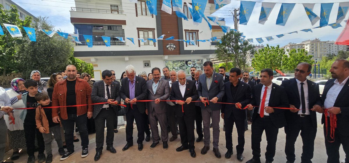 Bugün #İyiparti Halfeti İlçe Başkanlığımızın Açılış Programı Milletvekili sn <a href="/aefakibaba/">Dr. Ahmet Eşref FAKIBABA</a> Ve İl Başkanımız <a href="/AliErogllu/">Ali £roğlu</a> Beraberinde ilçe Başkanımız Mahmut DEMİR İle Gerçekleşti Halfeti İlçe Başkanımıza Hayılı Olsun Dileklerimizi İletiyoruz 
<a href="/HasanToktasTR/">Hasan Toktaş</a> <a href="/iyiparti/">İYİ Parti</a> <a href="/MDervisogluTR/">Müsavat Dervişoğlu</a>