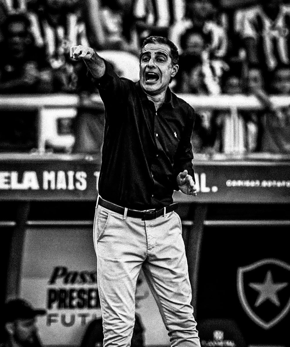 O TIME COMANDADO POR ESSE CIDADÃO É UMA VERGONHA!

NÃO TEM NADA DE POSITIVO PARA SE DESTACAR DO TRABALHO DESSE PARDAL!

CONSEGUE PERDER JOGOS QUE ERAM COMPLETAMENTE SIMPLES DE SE VENCER!

PREOCUPANTE DEMAIS