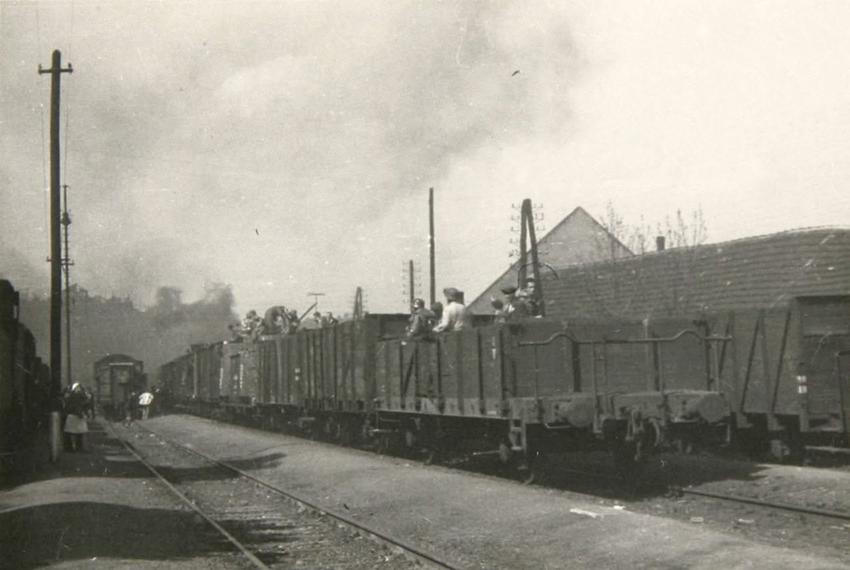 Dne 20. dubna 1945 se v Katovicích na Strakonicku zastavil vlak, který převážel přibližně 800 vězňů z koncentračního tábora Stuttgart-Waldhausen. 

Tito vězni měli být nasazeni na úklidové práce na nádraží v Klatovech. Během zastávky na vlak zaútočily dvě americké stíhačky P-47