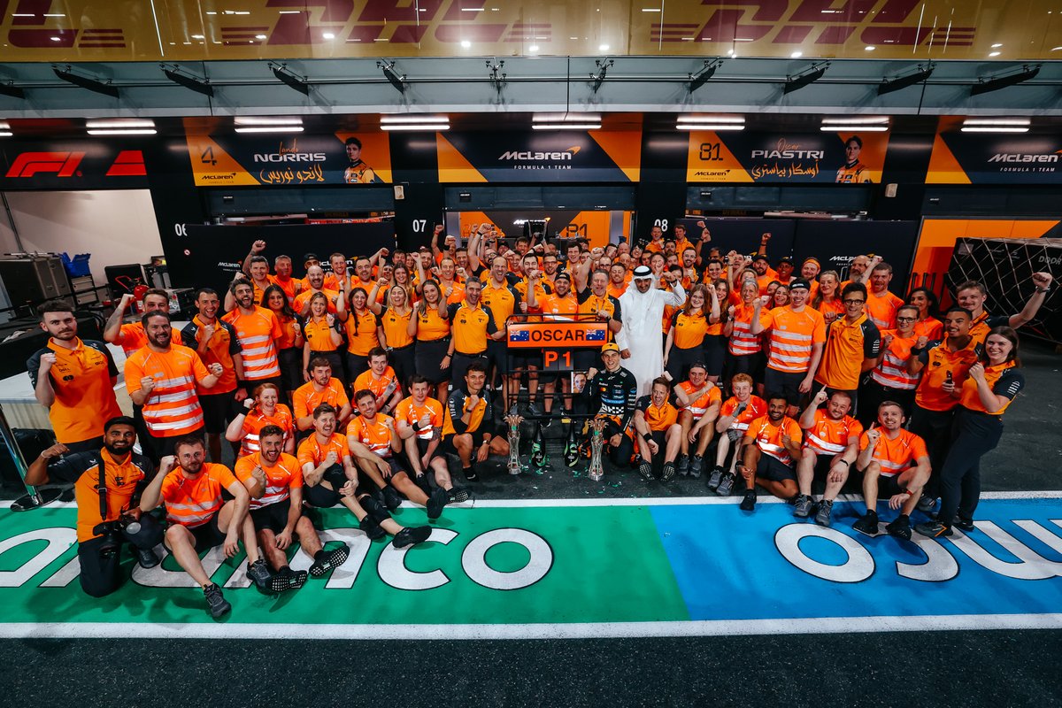 A team to be proud of 🧡

#McLaren | #SaudiArabianGP