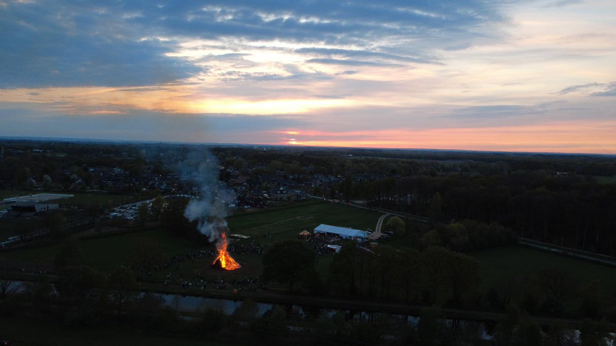 'InSchalkhaar' (@inschalkhaar) on Twitter photo Paasvuur #Schalkhaar <a href="/paasvuur7433/">Paasvuur Schalkhaar</a> vanuit de lucht en bij zonsondergang (foto's Fedde Lutgendorff, 14 jaar). Paasvuur #Schalkhaar <a href="/paasvuur7433/">Paasvuur Schalkhaar</a> vanuit de lucht en bij zonsondergang (foto's Fedde Lutgendorff, 14 jaar).