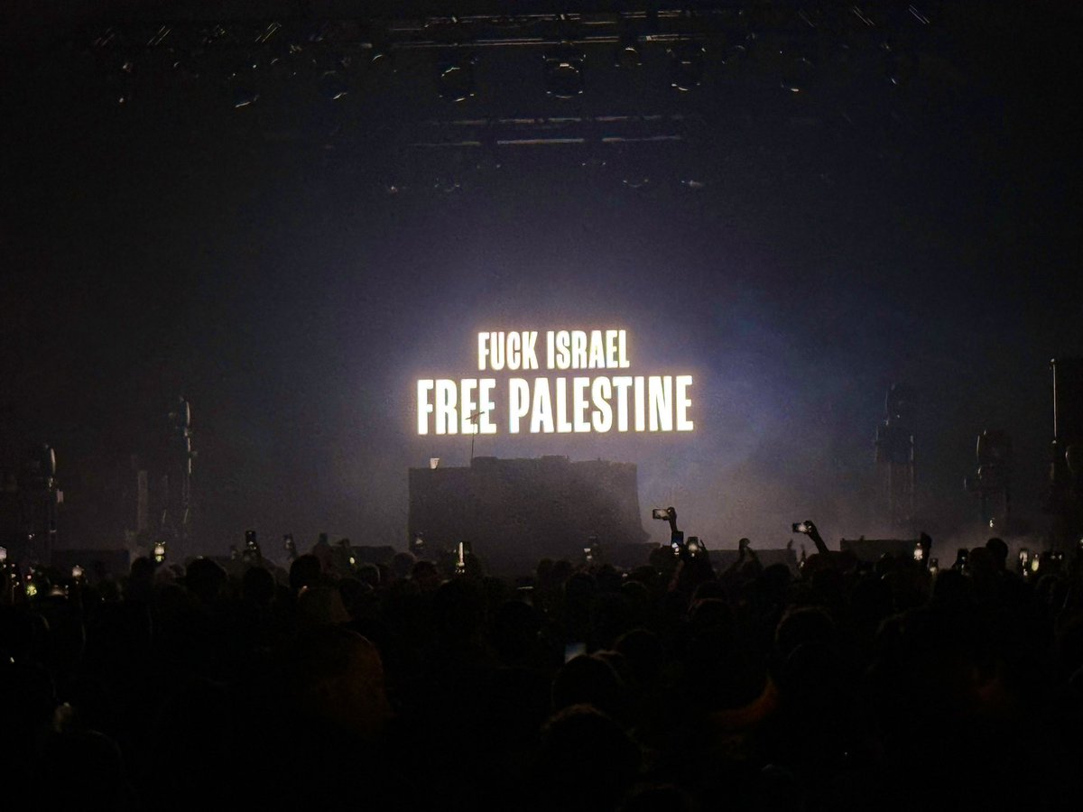 FocusMedia_Fr's tweet photo. 🎫🇮🇪 🇵🇸 INFO | « Israël commet un génocide contre le peuple palestinien. Cela est rendu possible par les États-Unis qui arment et financent Israël malgré ses crimes de guerre.  Les Palestiniens n'ont nulle part où aller. C'est leur putain de maison. Et ils les bombardent depuis le ciel. Si vous n'appelez pas ça un génocide, alors comment vous appelez ça, bordel ? »  Le groupe irlandais Kneecap a fait une déclaration sur la scène du Festival Coachella en Californie en projetant des affiches pendant son concert et en parlant au public.