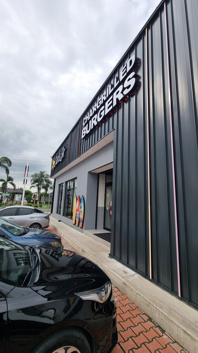 El personal que atiende en <a href="/CarlsJr/">Carl’s Jr.</a> de Samborondón (ciudad celeste) son increibles, parecen de otro mundo, atentosy amables <a href="/carlsjrEC/">Carl's Jr. Ecuador</a> los felicito!!!