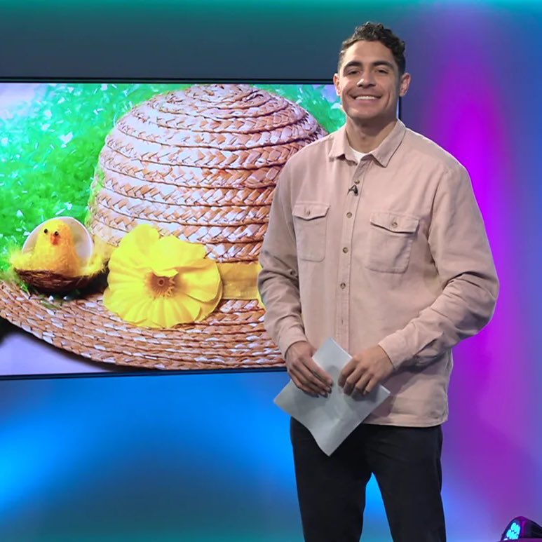 Couple of eggs-tra shifts this Easter weekend, first in the new <a href="/BBCNewsround/">BBC Newsround</a> studio for me 🐣