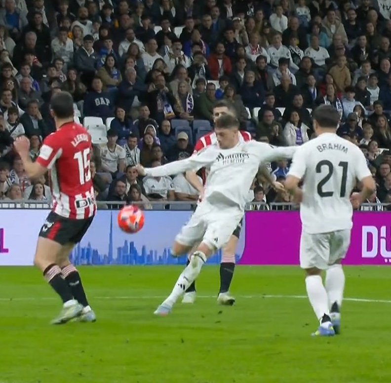 (1-0) UN OBÚS CONTRA UN SISTEMA PODRIDO

Valverde mantuvo al Madrid vivo pese a los intentos del CTA por darle el título al Barça. Un gol anulado de dudosa medición y un penalti clamoroso a Bellingham fueron sus artimañas en un partido sobresaliente del Madrid. Estelar VINICIUS.