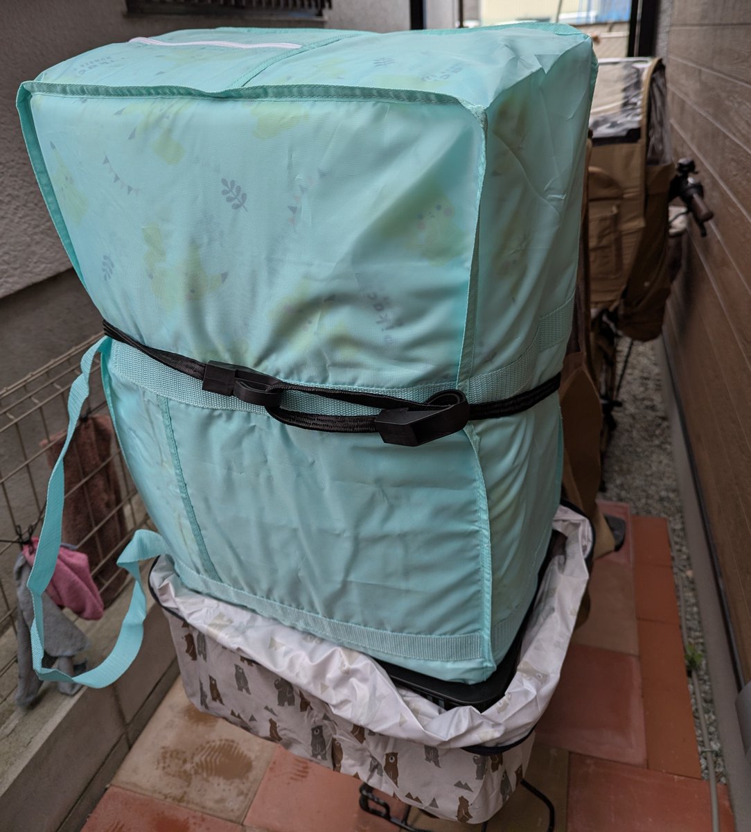 「え？毎週これ運ぶの？」私の愛車、電動自転車くん。その後ろには旦那さん作のイカつい荷台。１歳と２歳はお昼寝用布団を毎週持っていかないといけない。もちろん雨の日も。子ども２人、大量のお着替え、自分のバッグ。もし送迎をパートナーに丸投げしてる人がいたら…。たまには手伝ってあげてね😚