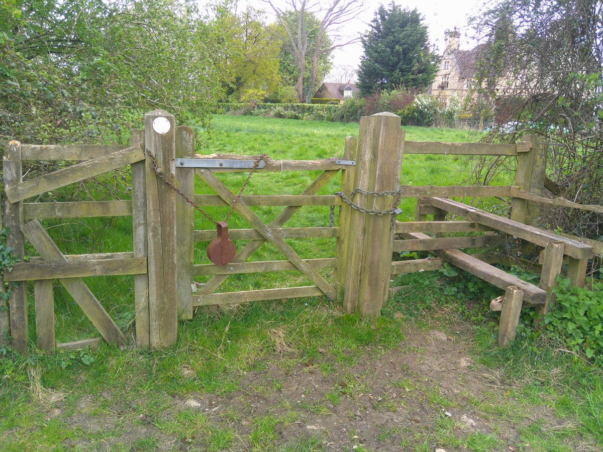 HelenRo88542779's tweet image. Anything heavy will do the trick!! 💣🎧⚙️#LoveGates #AllMetalMonday #SpottedOnMyWalk