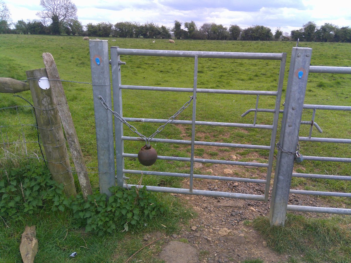 HelenRo88542779's tweet image. Anything heavy will do the trick!! 💣🎧⚙️#LoveGates #AllMetalMonday #SpottedOnMyWalk