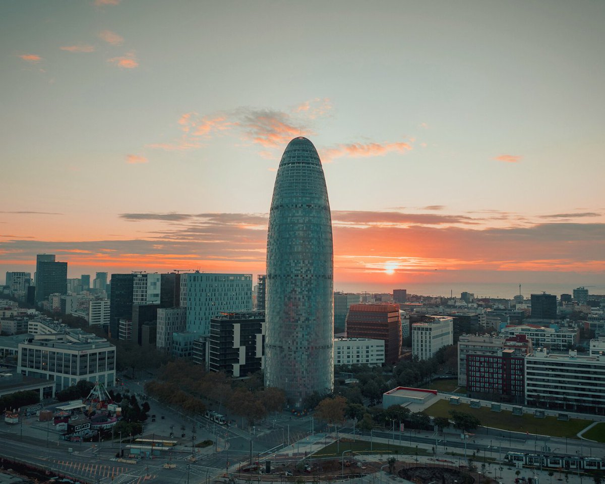 Feliç dilluns de Pasqua! 😉 Començem la setmana amb una panoràmica de la ciutat pintada de taronja.

📸: seenbymarc

#TorreGlòries #MiradorTorreGlòries