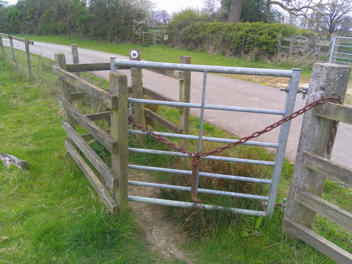 HelenRo88542779's tweet image. Anything heavy will do the trick!! 💣🎧⚙️#LoveGates #AllMetalMonday #SpottedOnMyWalk