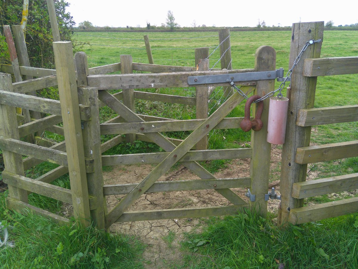 HelenRo88542779's tweet image. Anything heavy will do the trick!! 💣🎧⚙️#LoveGates #AllMetalMonday #SpottedOnMyWalk