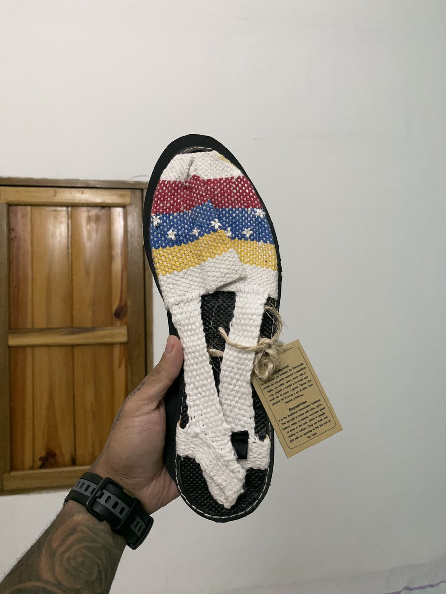 Lo mejor que pude comprar para los viajes fueron estas alpargatas para andar caminando por la posada.