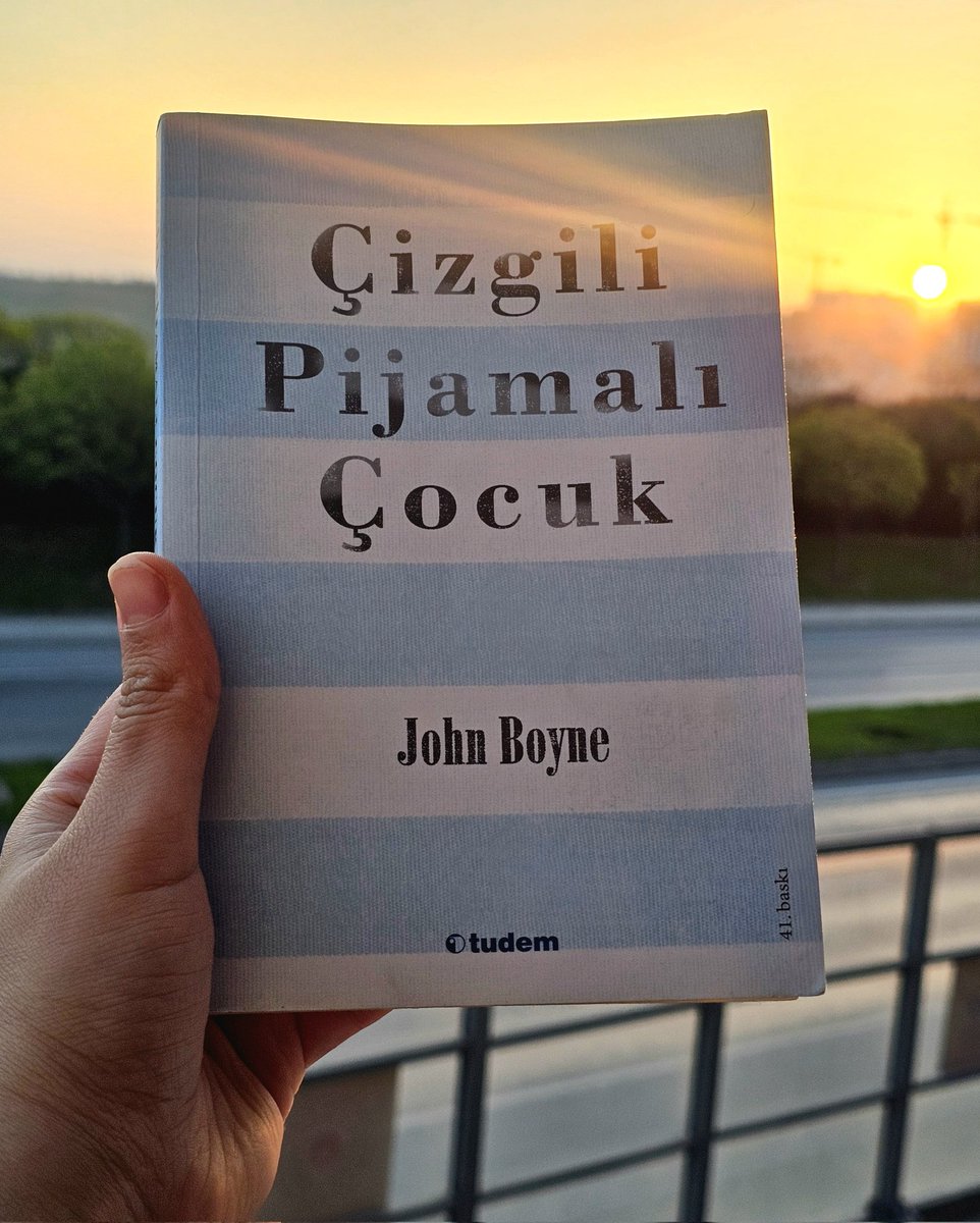 " -Acıyor mu?
 - Artık hissetmiyorum."

Yazar kitabı "bunlar çok uzun zaman önce oldu ve böyle bir şey bir daha asla olamaz.
Bu zamanda bu çağda tabii ki.." diye bitiriyor. Ama malesef hepimiz biliyoruz ki bunlar dünya var oldukça hep olacak. Her zaman her çağda.
#okudumbitti