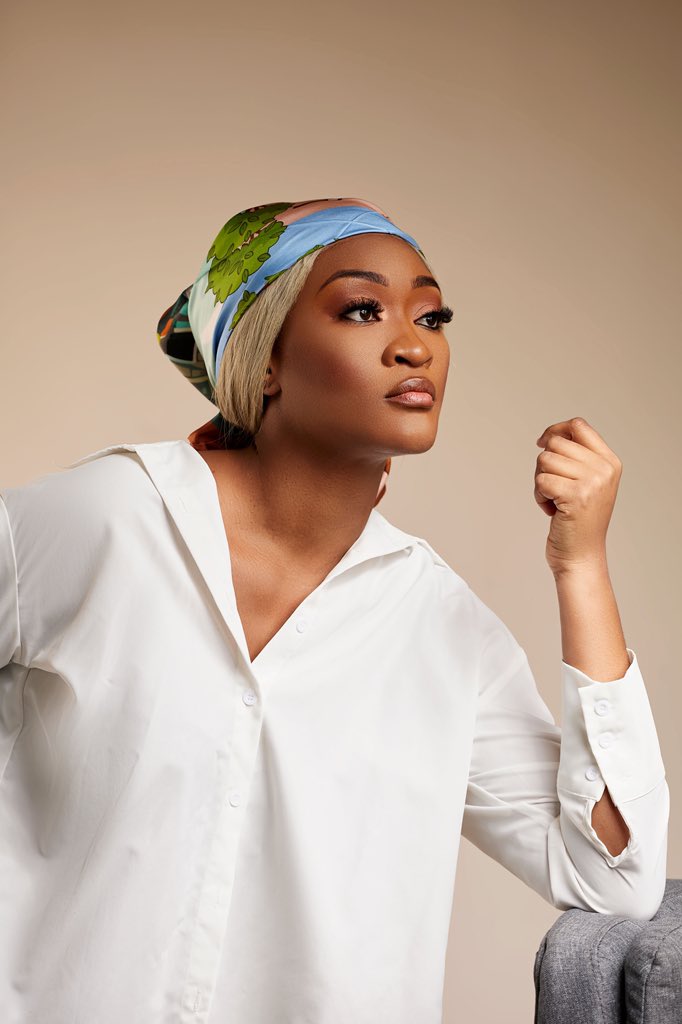 vinvaevinvae's tweet image. Scarf: Two worlds
100% silk scarf
50 x 50cm

#beautyofsilk #vinvaevinvae #womensfashion #summervibes #fashionista #vinvaevinvaesilkscarves #twoworldssilkscarf50