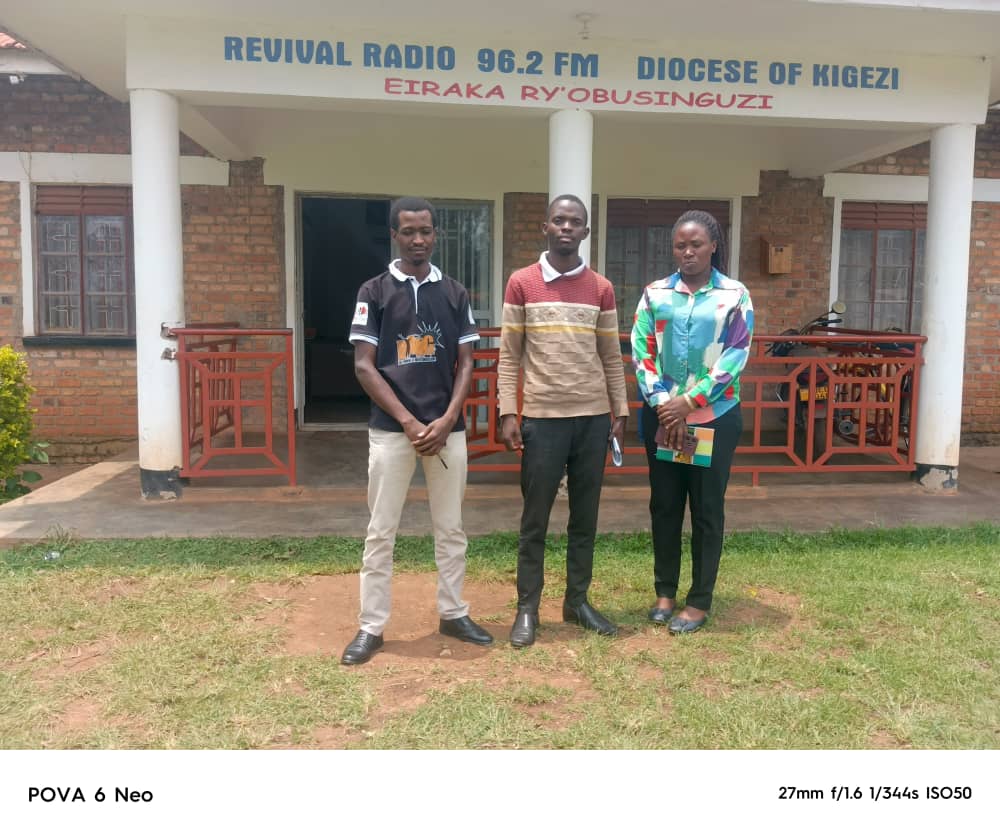 NamanyaJudith2's tweet image. As a coordinator of the BANG( Becoming A New Generation) club of Kabale University, I joined my comrades @NiwamanyaA34617 and Mandela on Revival Radio in sharing with young people on the topic &quot; The Need for values, morals and good character amongst young people&quot; 
#VMCs #BANGkab