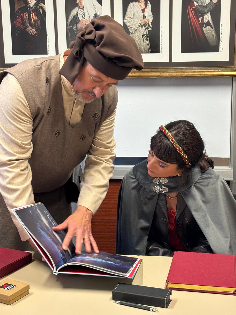 👏  @estelsole ha fet l’entrega a la princesa de la Primera Rosa de Catalunya i un gran discurs a la plaça Major davant de tot el poble montblanquí. Posteriorment, banderes, dúcties, faranduleres i els nobles han protagonitzat els primers balls de la festa.