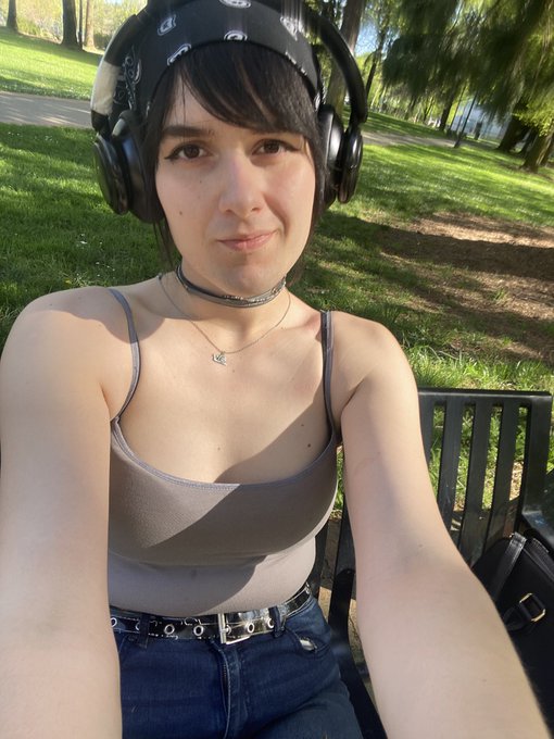 Aries The Ram - Sunny days are back, boobs are out in full force. https://t.co/sIaDGJZbHt
