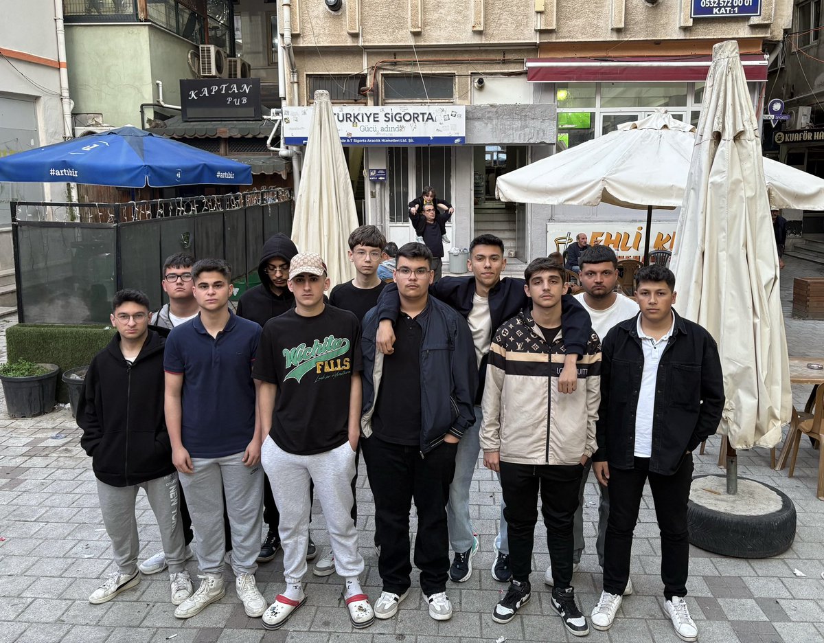 Kırklareli Lise GFB olarak, 
FENERBAHÇE’MİZİ - kayserispor karşısında desteklemek üzere hem evimizde hem de şehrimizdeydik.

NE YILDIZLAR NE DE KUPALAR !