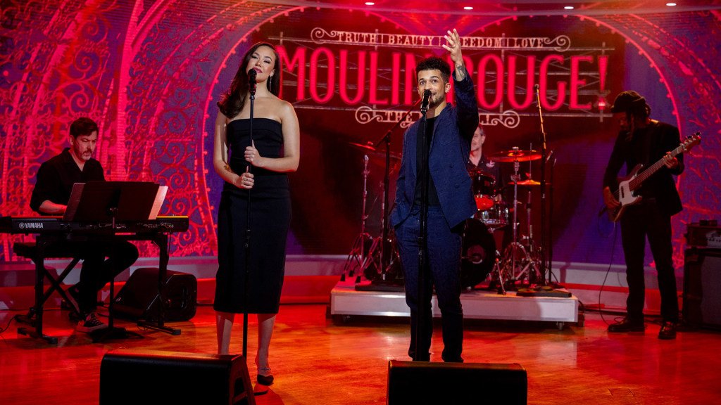 Jordan Fisher e Solea Pfeiffer se apresentaram no dia 19 de abril no programa TODAY, interpretando “Your Song” como parte do Citi Concert Series, em divulgação de Moulin Rouge! The Musical.

🔗 today.com/today/amp-vide…