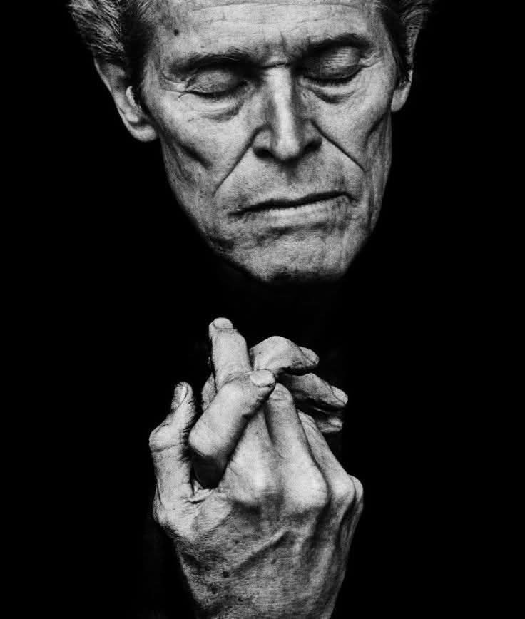 “La belleza está en la imperfección. En lo q no encaja, en lo q es raro, en lo q es diferente. A veces, la gente pasa la vida tratando de encajar en un molde, cuando en realidad lo q los hace interesantes es lo q los hace únicos. No tengas miedo de ser extraño. Ahí está la magia"