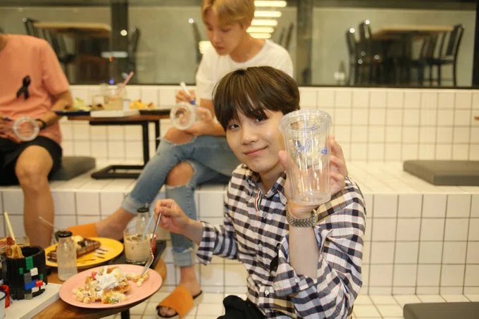 R2804M2710's tweet photo. 2017.04.21   
BTS BRICK LIVE CAFE  ＠SHOWDCshoppingmall

「BTS」はタイにカフェをオープンし、数万人のファンを歓迎した。

#WelcomeBTStoThailand #Showdc https://t.co/NfTmXAkcN1