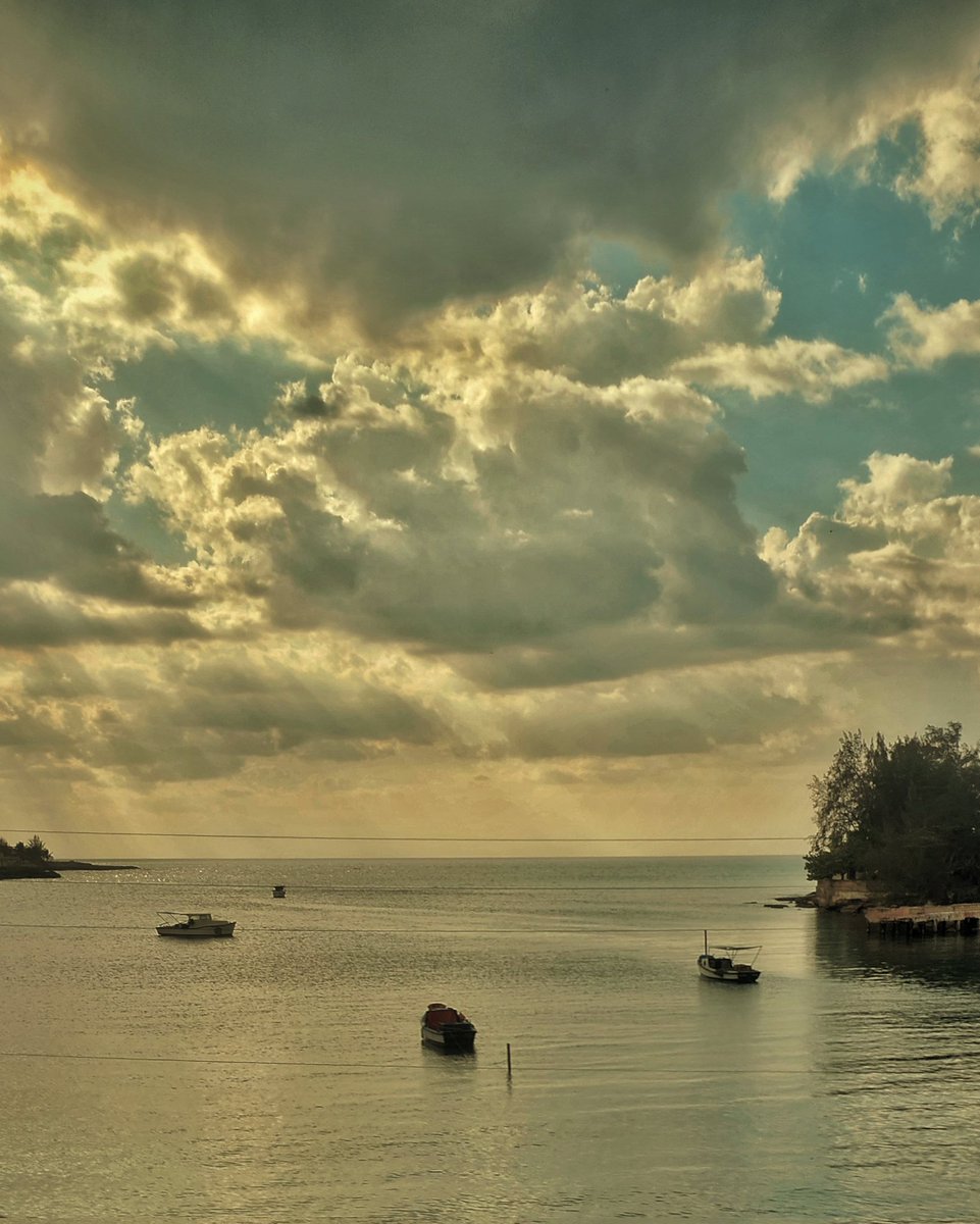 Matanzas, conocida como la "Ciudad de los Puentes" y "La Atenas de Cuba", es un lugar donde la historia y la belleza natural se entrelazan. Aquí te comparto algunas razones por las que deberías visitar esta maravillosa ciudad:

e