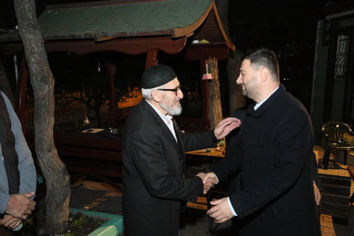Mehmet Akif Ersoy mahallemizde Rumeli Türkleri Camiinde; Osman hocamız ve hemşehrilerimiz ile bir araya geldik. Güler yüzleri için teşekkür ediyorum.