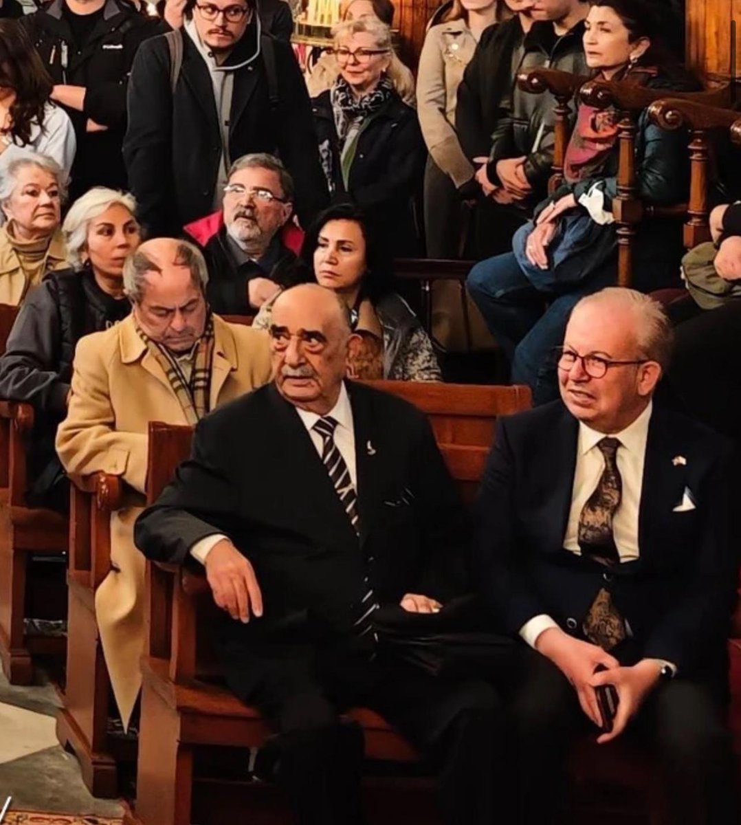 Veli Küçük ile Cihat Yaycı, Patrikhane'de Paskalya ayininde

Karaköy'deki Türk Ortodoks Patrikhanesi'nde Patrik Ümit Erenerol'un yönettiği ayine Cihat Yaycı, Veli Küçük, Ahmet Ercan ve Namık Kemal Zeybek katıldı.