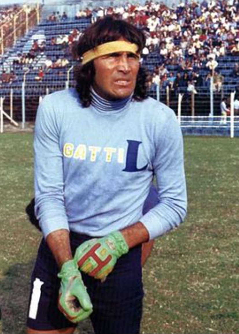 peladehaedo's tweet photo. Fuiste uno de mis primeros ídolos en el fútbol. Buen viaje #HugoGatti 💙💛💙 https://t.co/UFyxJtV3pJ