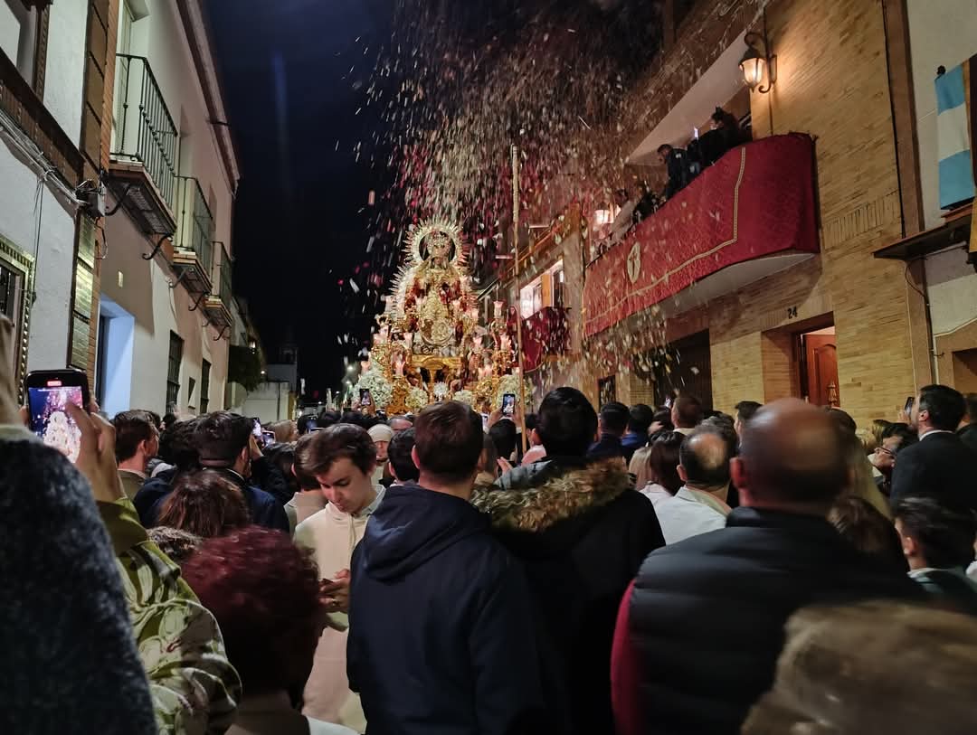 🔴 Nuestra Señora de la Soledad recibe una petalada del Grupo Joven de nuestra Hermandad, el amor de la juventud por la Virgen de Castilleja.

#Castilleja #ResucitaEnLaPlaza #TDSCofrade