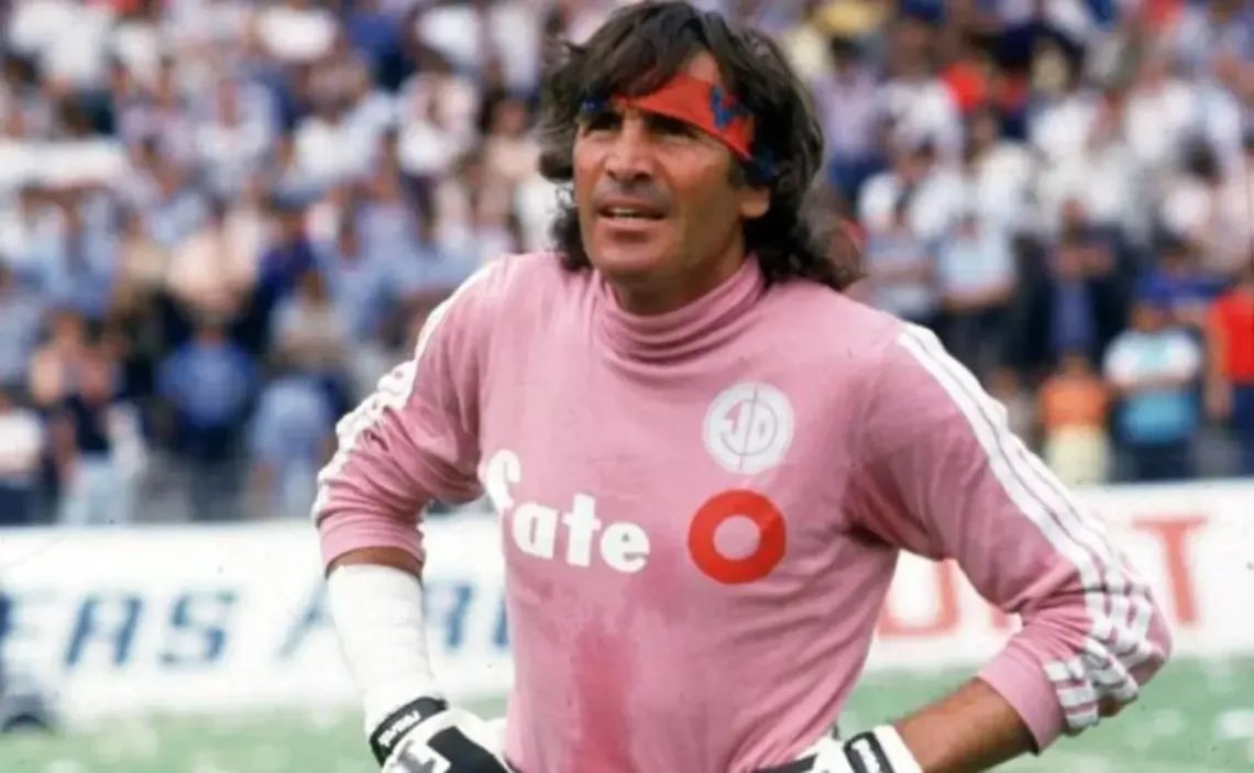TurcoAli_ok's tweet photo. ⚫️ Hoy nos toca despedir a Hugo Gatti, entre tanto, jugador recordado de nuestro querido Unión de Santa Fe y con quien tuve la alegría de compartir un mundial de veteranos del que guardo los mejores de los recuerdos. QEPD https://t.co/pS1DOg2UH5