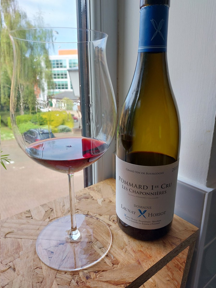 Ethereal puff of redcurrant and red cherry along with dried cherry, complemented with a touch of black pepper, decayed flower petal and wet earth tones. Tight and precise on palate. Visibily but still gracefully aged!

Happy Easter! 🐣