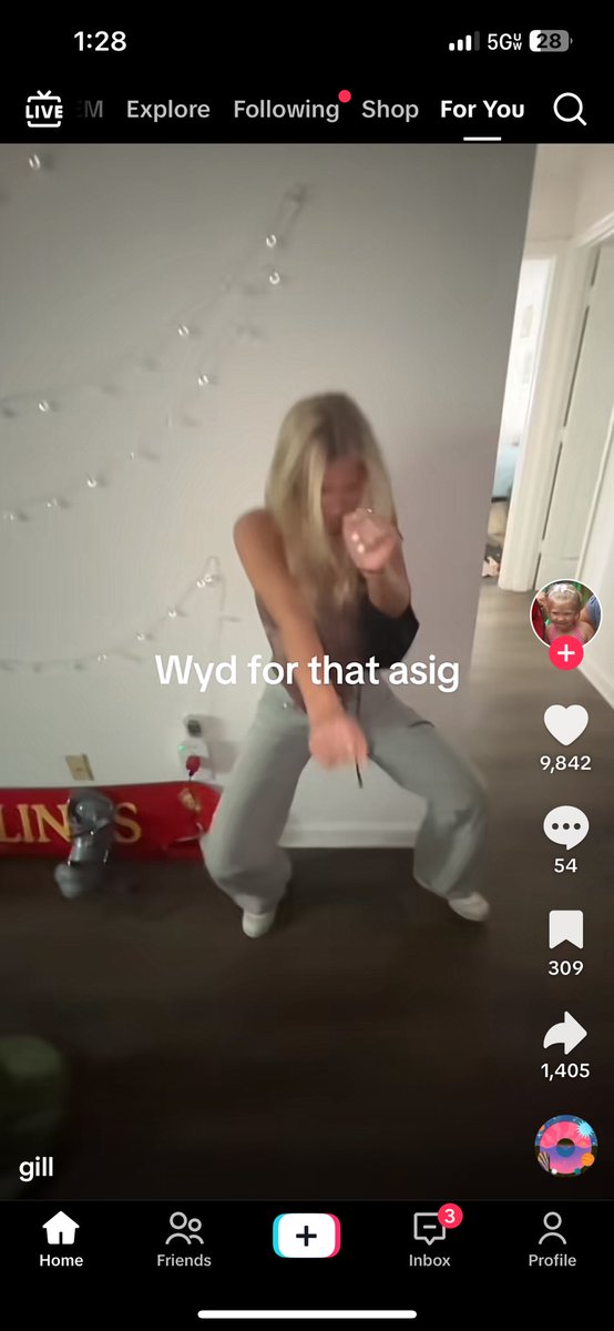 bustychuzz's tweet photo. I better neva catch any of y’all BV girls dancing like this for alpha sig #rapeauburnasig https://t.co/ZafO8t487L