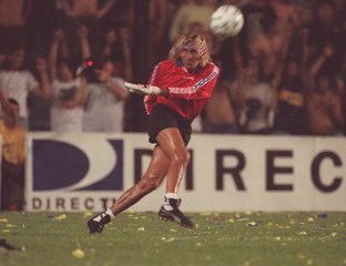 Hugo Gatti (QEPD) en su partido de despedida ante <a href="/Cruzados/">Universidad Católica</a>  en 1998, 10 años después de su último duelo oficial en <a href="/BocaJrsOficial/">Boca Juniors</a>