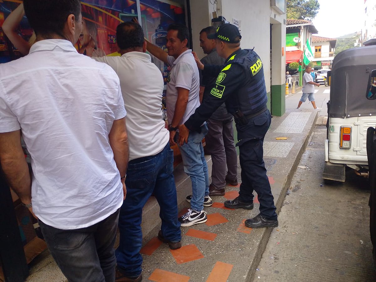 Policiantioquia's tweet photo. En el municipio de #SanRafael, nuestras unidades de @ProteccionPonal realizaron actividades de vigilancia y control en los establecimientos abiertos al público para verificar que no se encuentren niños, niñas y adolescentes en su interior, protegiendo su integridad. #DiosYPatria https://t.co/7xNx44QFw2