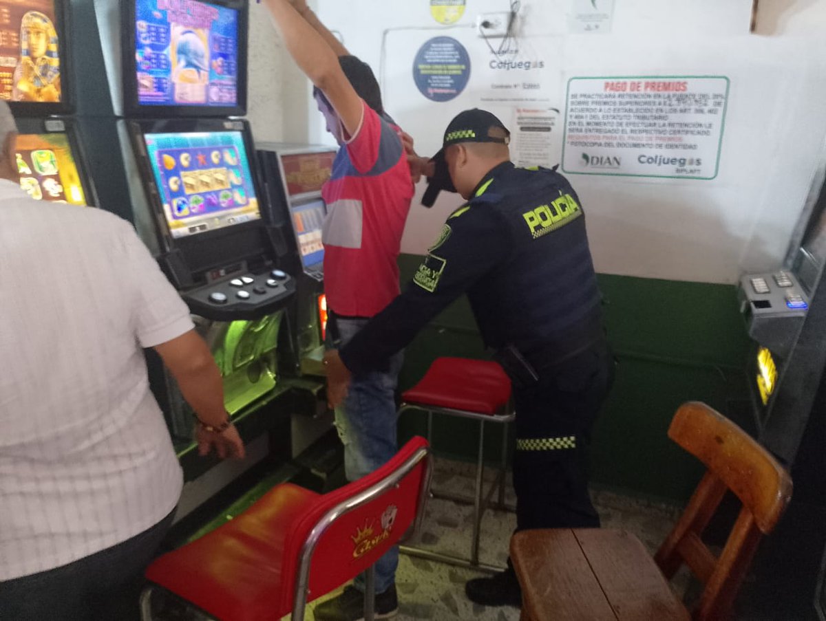 Policiantioquia's tweet photo. En el municipio de #SanRafael, nuestras unidades de @ProteccionPonal realizaron actividades de vigilancia y control en los establecimientos abiertos al público para verificar que no se encuentren niños, niñas y adolescentes en su interior, protegiendo su integridad. #DiosYPatria https://t.co/7xNx44QFw2