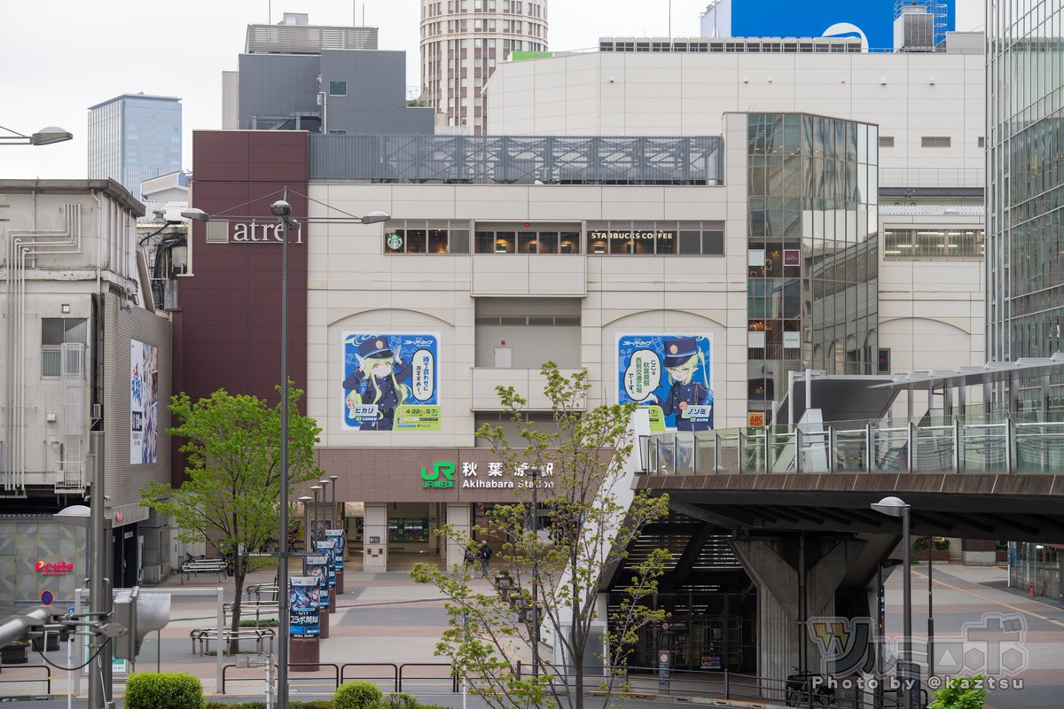 JR秋葉原駅・電気街口 #ブルアカ #ブルーアーカイブ ヒカリ／ノゾミ「ここは秋葉原駅 西側交通広場でーす。」「待ち合わせにおすすめー。」