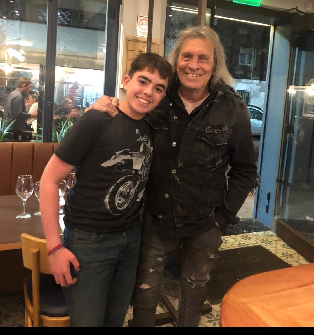 Adiós maestro, un revolucionario, un ganador que marco una epoca. En septiembre te vimos y un pequeño colega se quiso sacar una foto. #Gatti