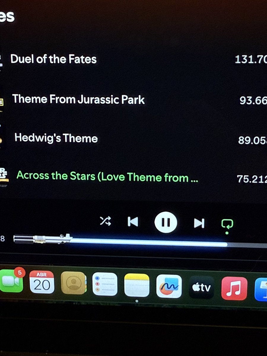 MatiBassini's tweet photo. ¿Sabías que si escuchas la Sinfonía de John Williams para Star Wars en Spotify la barra de progreso es un sable láser?

Yo no… ahora sí 👍🏻 🙂 https://t.co/v1QIxuUB6x