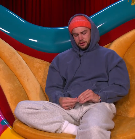 Dutchbbfan's tweet photo. happy they show this! Chris is such a pure soul and genuine and these haters rn are annoying the fuck out of me! in this world there are so many awful straight guys, and now we have someone who genuine cares and helped jojo with her secret. CHRIS DID NOTHING WRONG #cbbll #CBBUK https://t.co/Fw12sJOuAM