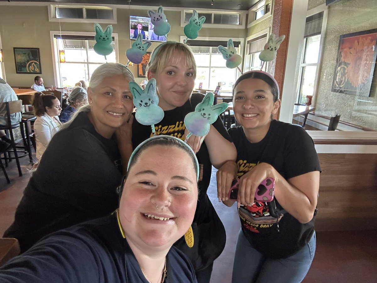 Skiiracer168's tweet image. Happy Easter from our FOH Team! @Chilis @ChilisJobs #FunAtmosphere