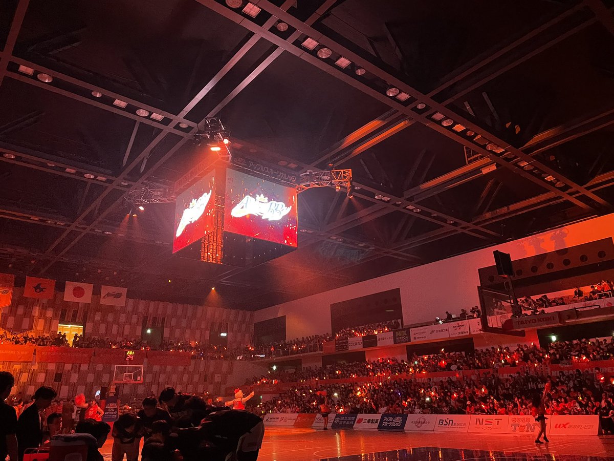 新潟遠征まとめ
・DJブースがいい
・飲食充実で机いっぱい
・しっかり埋まった座席は圧巻
・応援練習のチアさんの回しが上手
・シンプルなクラップゆえの一体感が脅威
・オレンジに染まっていた
・天吊ディスプレイは映える
・おらが街のチームとして根づいている
#アルビレックスBB