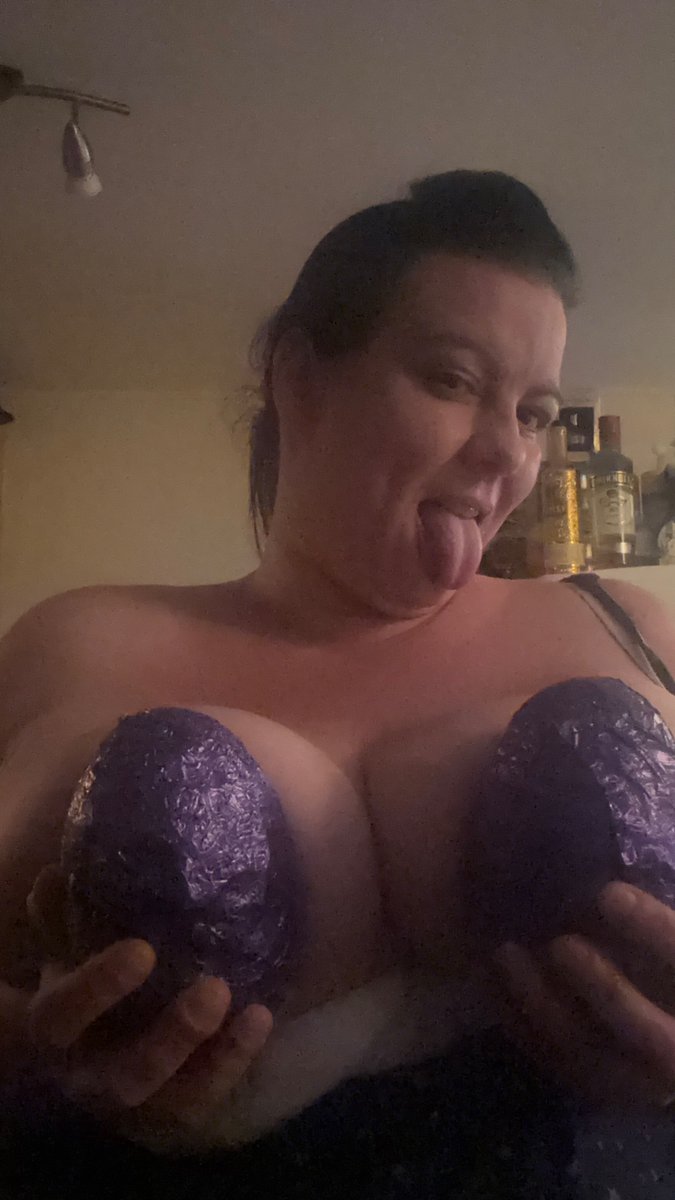 Happy Easter 💋💋 who fancies a nibble!? 😉😈
#BbwGoddess #Bigboobs #Natural_Woman #curvy