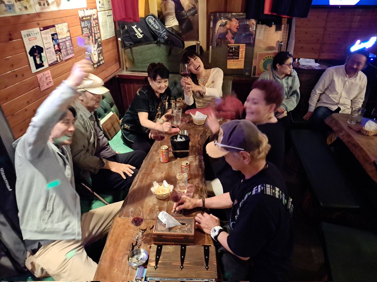 一昨日はブルースバンドBDUのライブ。沖縄のレジェンドプレヤー２人を始め凄いメンバーばかり（へなちょこの小生を除く）で、いつもビビりながら演奏している😓
この日は世界的sax奏者のなささんが合流。いつも以上に激しく楽しい演奏になった。
あ～緊張した😫緊張緩和の酒量が増えて翌日完全ダウン👼