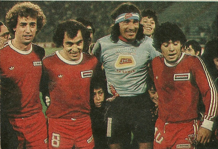 #AAAJ Falleció Hugo Gatti. Emblemático arquero de Atlanta, River, Gimnasia LP, Unión y Boca. En el recuerdo, el famoso partido en Vélez donde Maradona le anotó 4 goles. Jugó para <a href="/AAAJoficial/">Argentinos Juniors</a> en el 75° aniversario del club y su hijo Lucas debutó en 1ra con nuestros colores. QEPD.