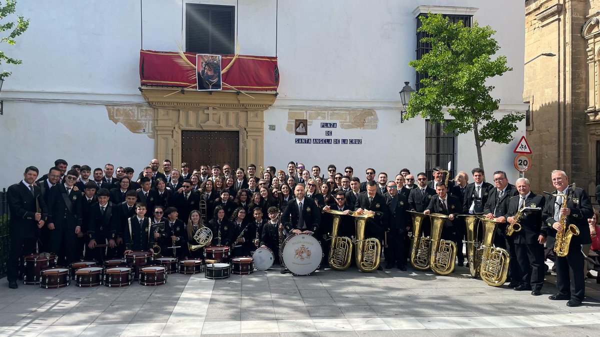 ivans0072's tweet photo. Más que una familia @BMjulianCerdan siempre con ustedes, mejorando cada día y a por otro año más junto a ustedes. Pongamos nuestra tierra donde se merece❤️🎶 https://t.co/MQPP6kqayz