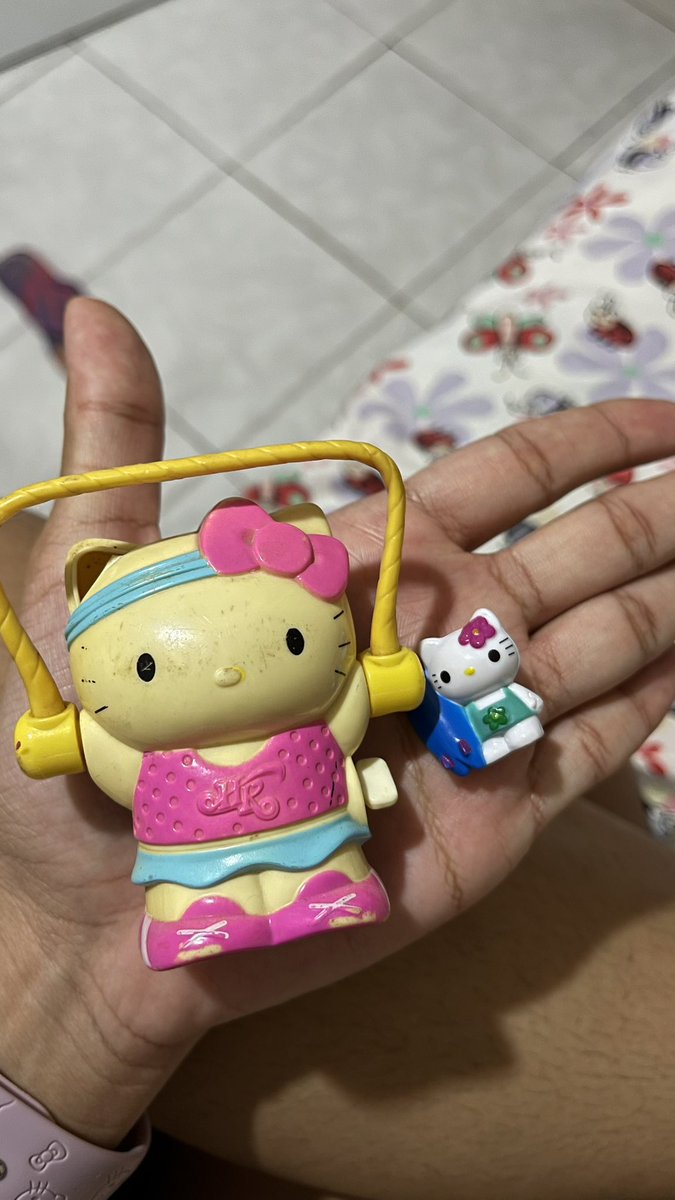 ittopirocudoo's tweet photo. a hello kitty q ganhei de ovo de pascoa em 2009 vs a q ganhei hoje.
Q POBREZA É ESSA OLHA O TAMANHINHO https://t.co/UzZh3L0kkg