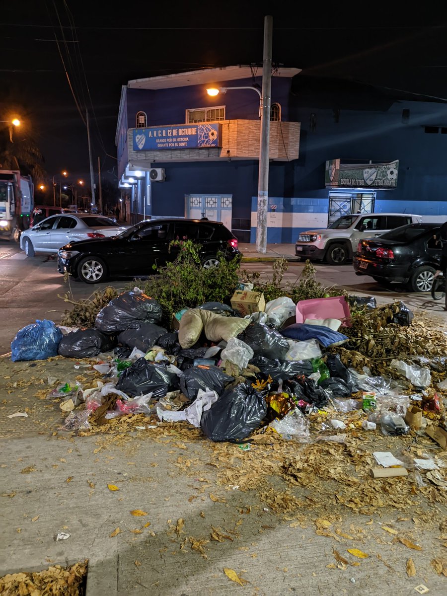 ¿Cómo puede ser posible esto? jaja 
Está bien que estemos en Isidro Casanova pero tampoco la boludez jaja.

(Plaza Barrio Atalaya, Isidro Casanova. Partido de La Matanza, Buenos Aires).